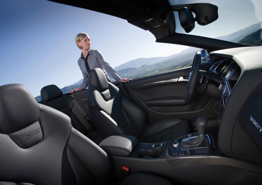 Интерьер Audi S5 Cabriolet 2009 года  (фото 40 из 56)